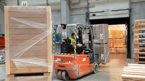 イケアのコワーカーがフォークリフトで荷物を運んでいる