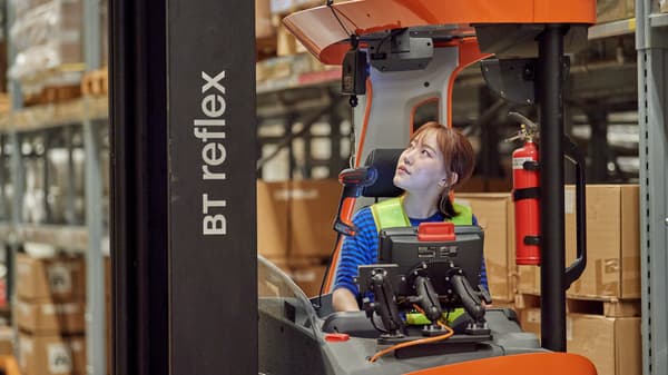 イケアのコワーカーがフォークリフトに乗っている