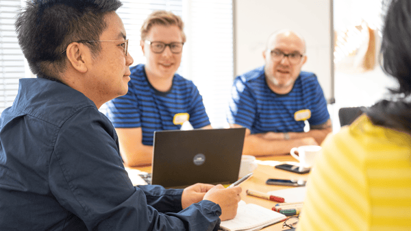 イケアのコワーカーがミーティングしている