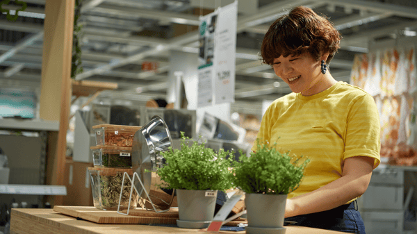 イケアのコワーカーがお店で商品展示を並べている