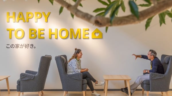 イケアのコワーカーがオフィスで椅子に座って話している