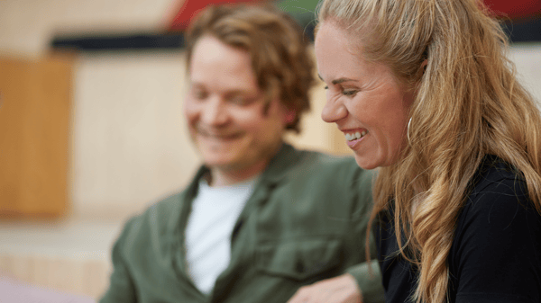 イケアのコワーカーがオフィスで話している