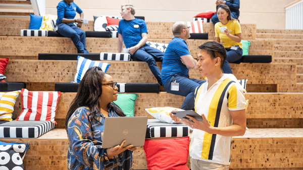 イケアのコワーカーがオフィスで話している。