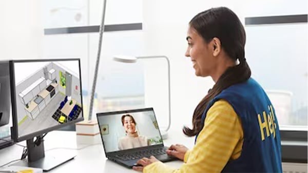 イケアのコワーカーがオンラインミーティングしている