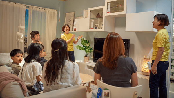 イケアのコワーカー二人がお客さんにワークショップをしている