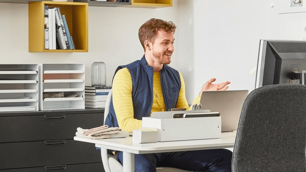 イケアのコワーカーがパソコンの前でオンラインミーティングをしている