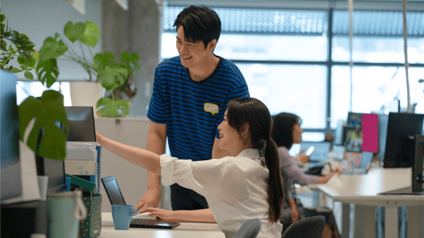 イケアのコワーカーがパソコンを見ながら話している