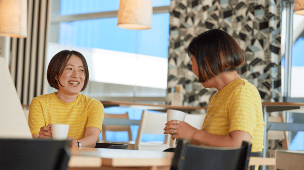 イケアのコワーカー二人が談笑している
