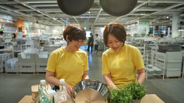 イケアのコワーカー（従業員）がストア内で働いている