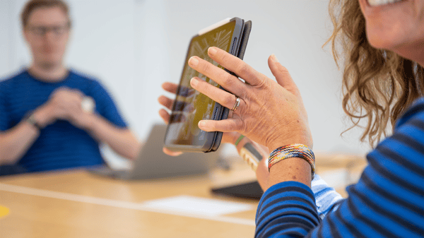 イケアのコワーカーがタブレットを見せている