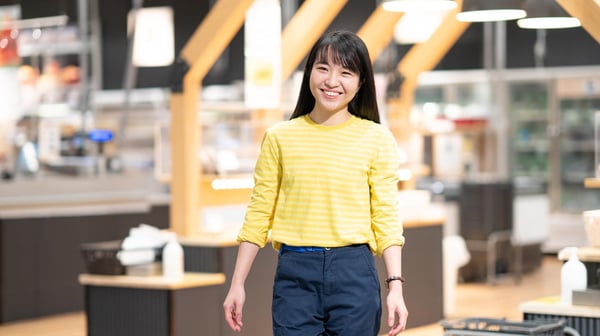 イケアのコワーカーが店舗を歩いている