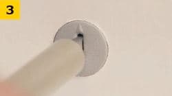 イケアの組み立て説明で、キャップの溝に棒状ツールを差し込んで回すステップ3