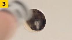 イケアの組み立て説明で、丸穴の奥に棚ダボ金具が固定されたステップ3