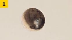 イケアの組み立て説明で、板の丸穴に棚ダボ金具が差し込まれたステップ1