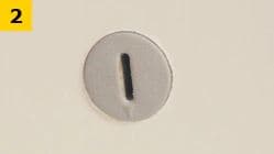 イケアの組み立て説明で、板の丸穴に細い溝付きキャップをはめたステップ2