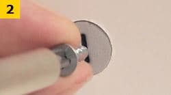 イケアの組み立て説明で、棒状ツールでキャップの溝にねじを差し込むステップ2