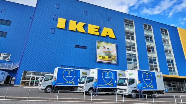 IKEA店舗の前に3台のEV車が止まっている