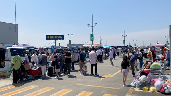 イケア店舗の外に居る人々