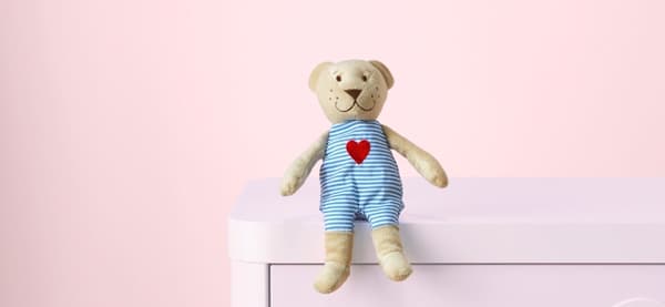 イケアのぬいぐるみ、ビョーン君が座っている様子