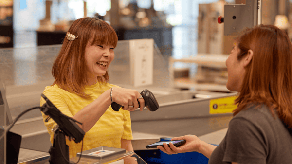 イケアのお会計でコワーカーとお客さんが話している