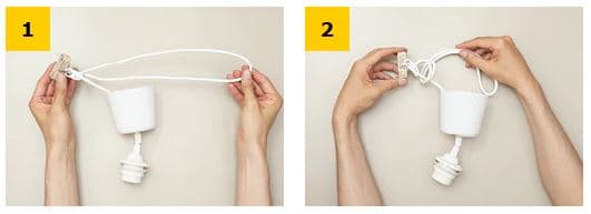 イケアのペンダントランプで、手が白いコードセットを持ち、シーリングプラグ側のコードをまとめて結ぶ手順1と2