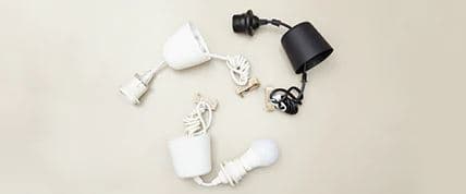 イケアのペンダントランプ一式が並ぶ。白と黒のソケット、コード、電球、シーリングプラグが見える