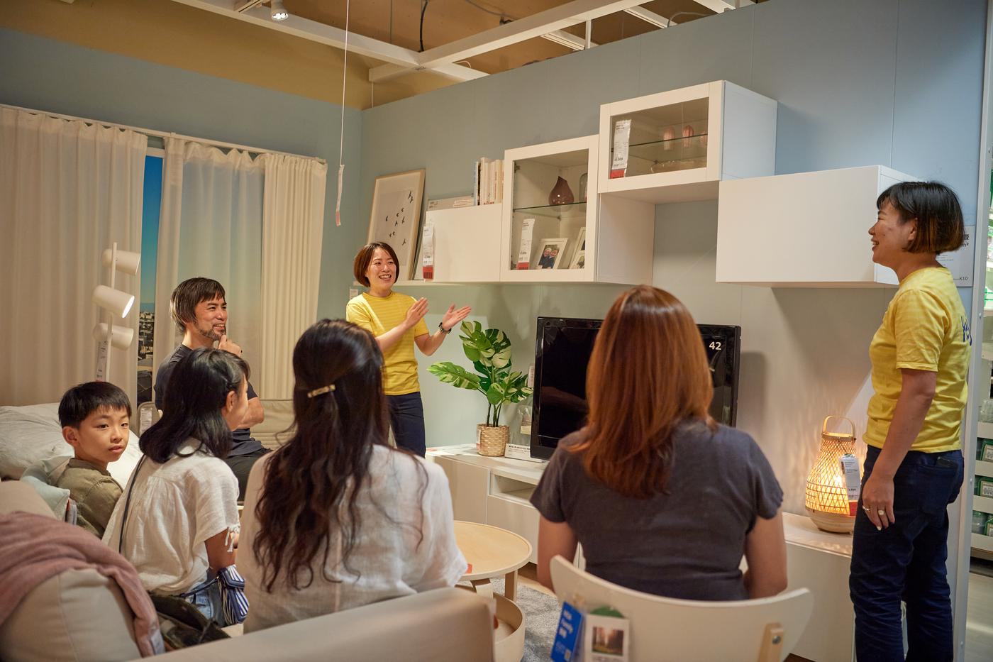 イケアのルームセットでセミナーを開催している様子