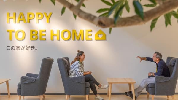 イケアのサービスオフィスでコワーカー二人が座って談笑している