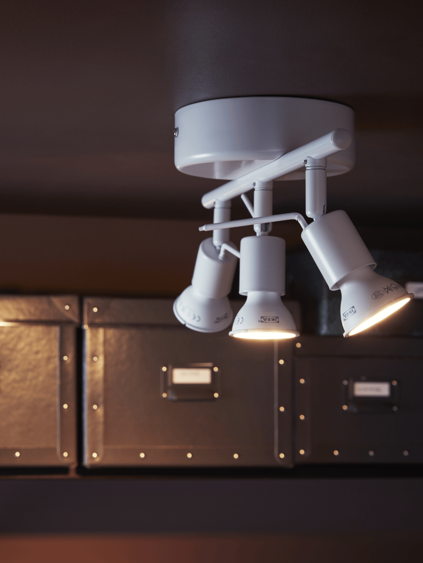 自分でできる！シーリングライトの取り付け方｜IKEA【公式】 IKEA