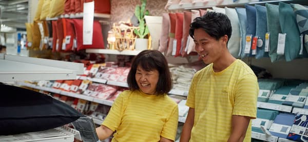 イケアのスタッフが店内で楽しそうに働いている様子
