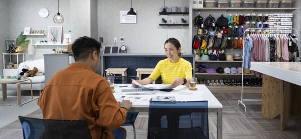 イケアのスタッフがお客さまに説明している様子