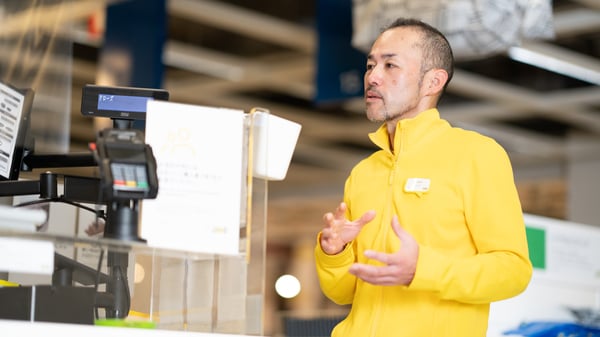 イケアのスタッフが説明をしている