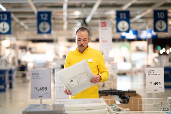 イケアのスタッフが商品を持っている
