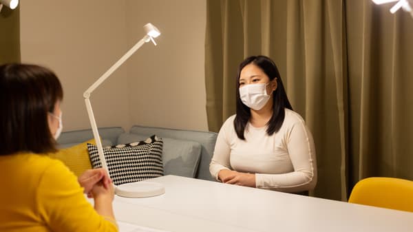 イケアスタッフと話すソーシャルワーカーの小野崎さん