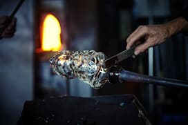 イケアとのコラボレーションで生まれた8名の世界で活躍する若手アーティストが、デザインしたクリスタルガラスのフィギュア