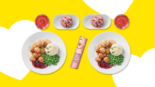 Ikonické masové kuličky s bramborovou kaší, hráškem a brusinkovou omáčkou, doplněné osvěžujícími nápoji a sladkými zákusky. Nechybí ani oblíbené sušenky s malinovou náplní, ideální pro sladké chvíle. 