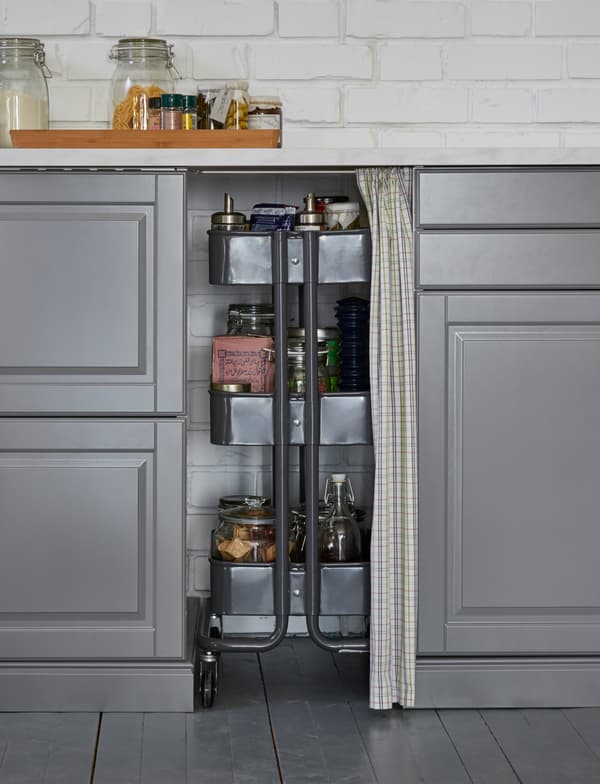 Il carrello RÅSKOG inserito tra i mobili della cucina: una pratica soluzione per sfruttare gli spazi inutilizzati - IKEA