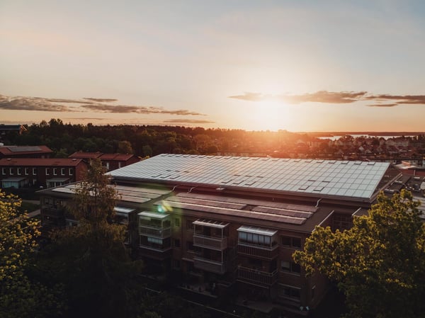 Il dettaglio di un tetto con impianto fotovoltaico 