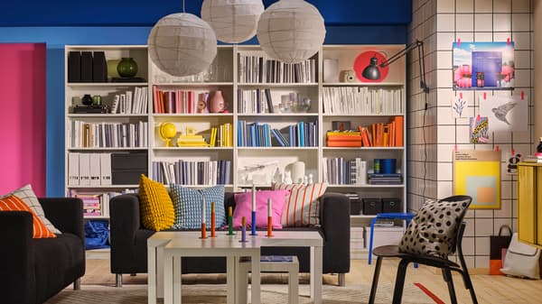Il était une fois, une petite bibliothèque qui est devenue un classique bien-aimé dans le monde entier. Depuis, BILLY a grandi et est devenue une bibliothèque moderne, en étant plus personnalisable et utilisée de bien plus de manières que pour les livres. 
Un meuble toujours dans l’air du temps, plébiscité par les amateurs de livres.
 C’est d’autant plus impressionnant lorsqu’on sait que BILLY a été lancée en 1979