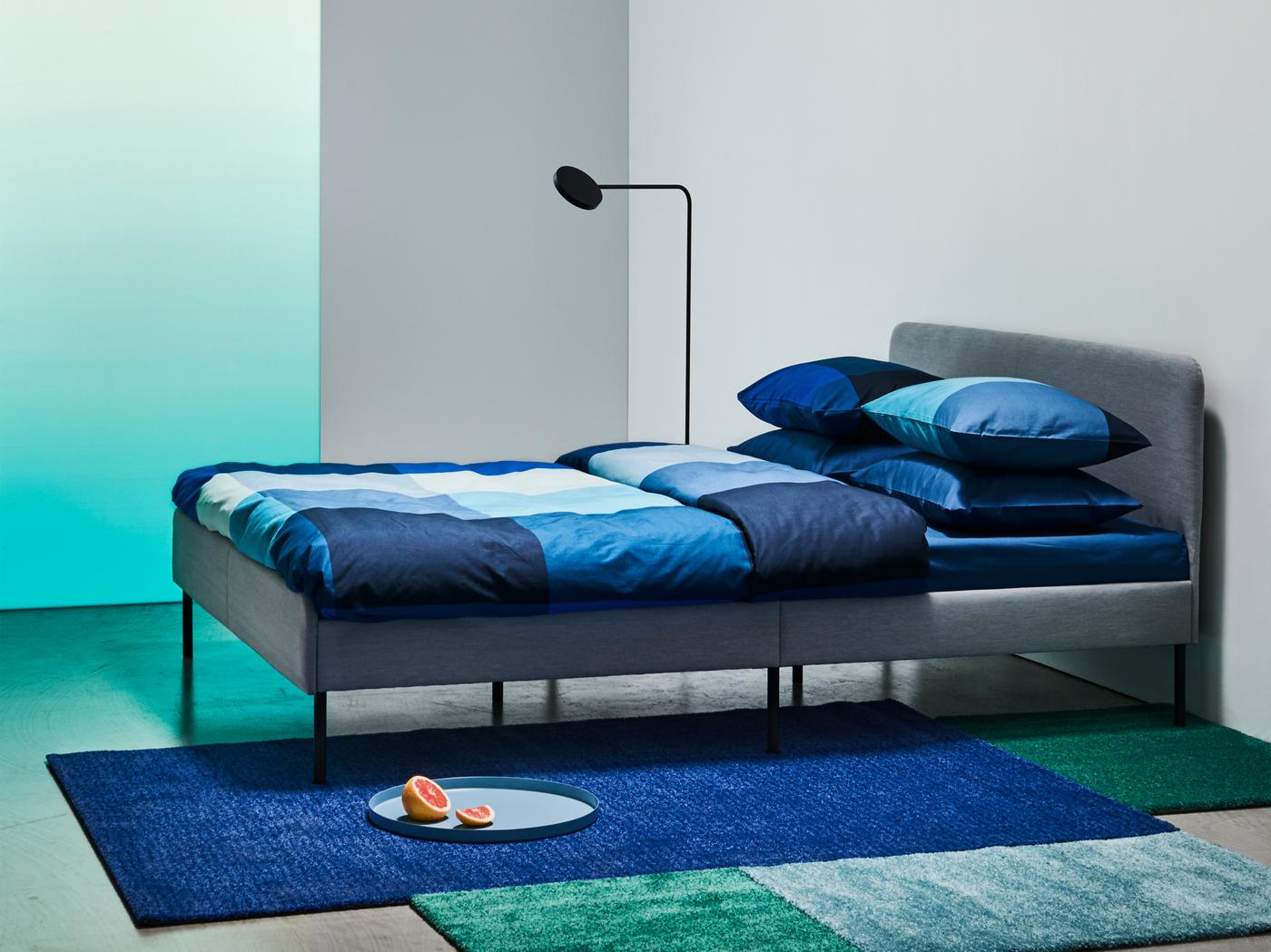 Il letto grigio SLATTUM ha una testiera imbottita che ti offre un comfort ottimale - IKEA