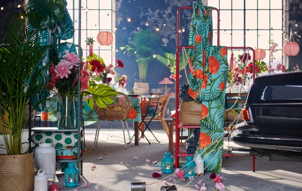 Il retro di una macchina con lattine legate a pezzi di spago in un ambiente spazioso in stile industriale, arredato per una festa con tessili, decorazioni e piante - IKEA