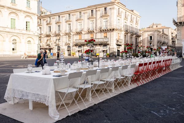 Il tavolo in processione