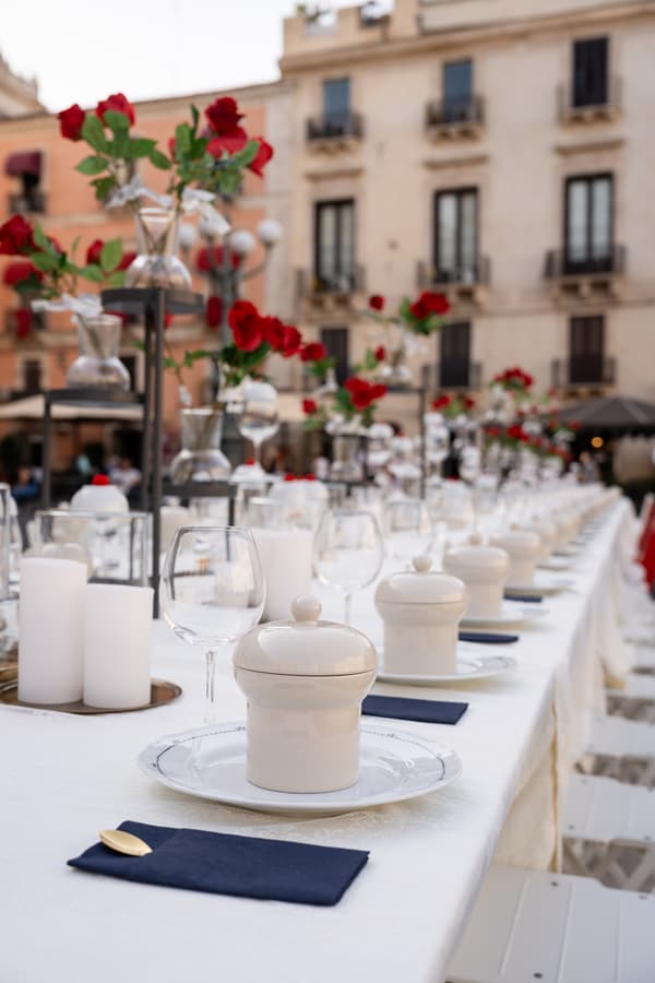 Il tavolo in processione