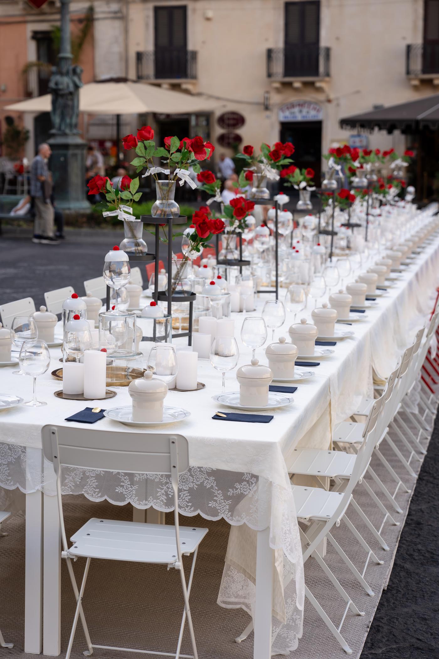 Il tavolo in processione