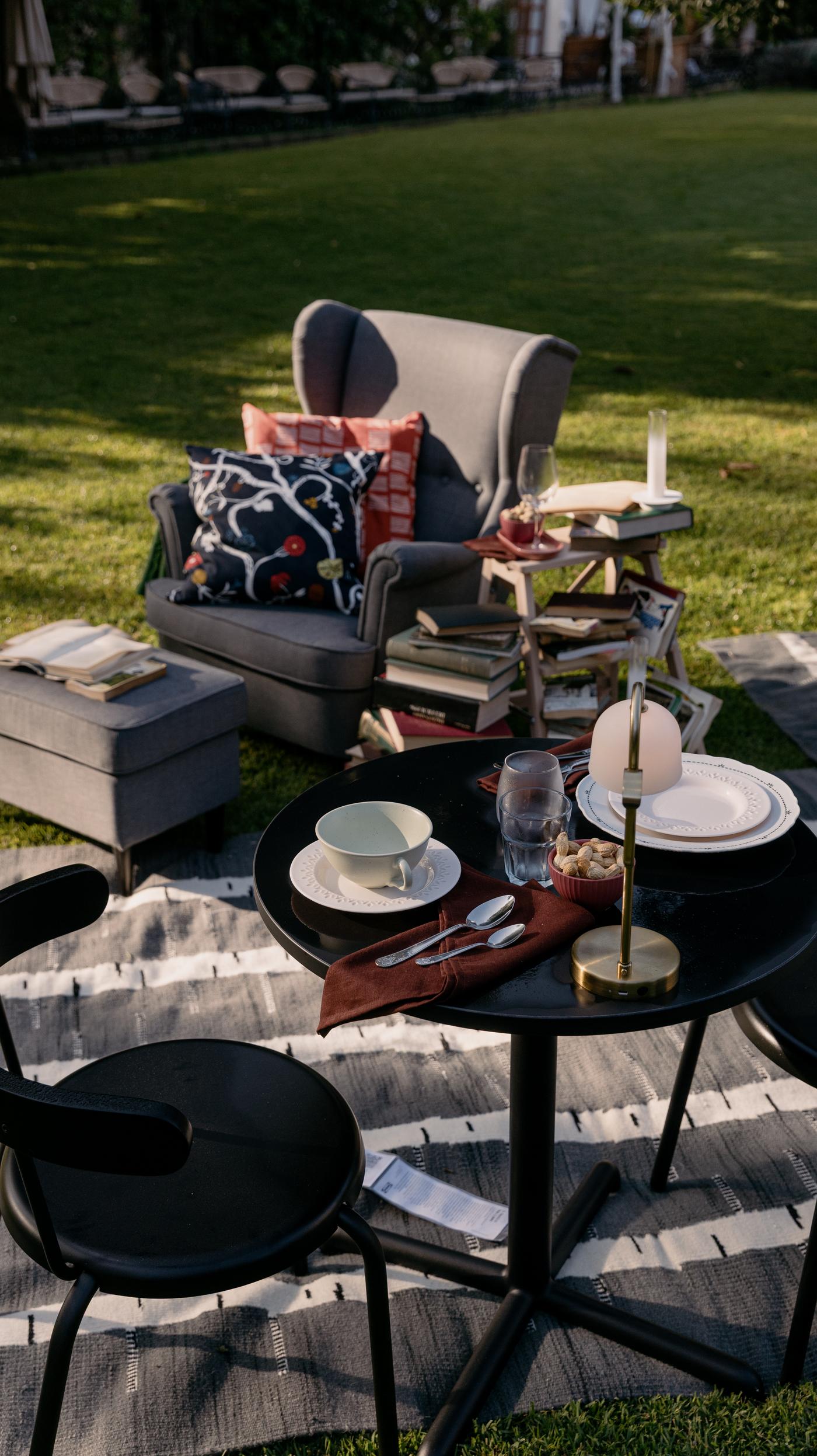 Il tavolo tra i libri 