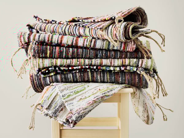 Il tessuto avanzato dalla produzione della biancheria da letto si trasforma nei nostri coloratissimi tappeti TÅNUM. Creare da ciò che abbiamo è un concetto che sta alla base della realizzazione dei nuovi prodotti e ci aiuta a farlo in modo più sostenibile.