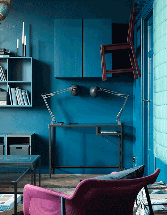 Il y a des rangements flexibles pour petits espaces qui permettent de ranger des choses tout en se fondant dans le décor, comme l’armoire IVAR de chez IKEA. Peignez l’armoire en pin massif de la même couleur que les murs, en l’occurrence ici en bleu profond. Associez-y un bureau et une chaise et créez un bureau caché.