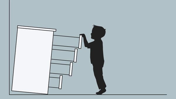 Illustration d’une commode, non fixée au mur, basculant sur un enfant qui a sorti tous les tiroirs.
