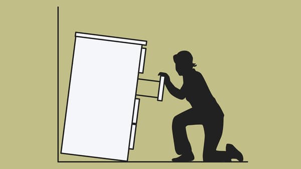 Illustration d’une commode, non fixée au mur, basculant sur une femme accroupie qui prend appui sur un tiroir.