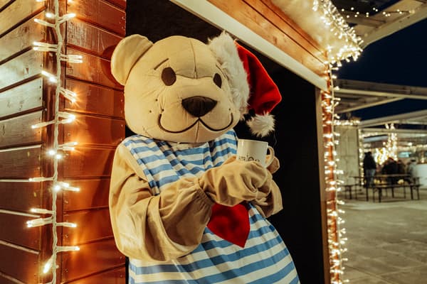 Illustration eines Weihnachtsmanns mit Maske, der schnell läuft – IKEA hús Event.

